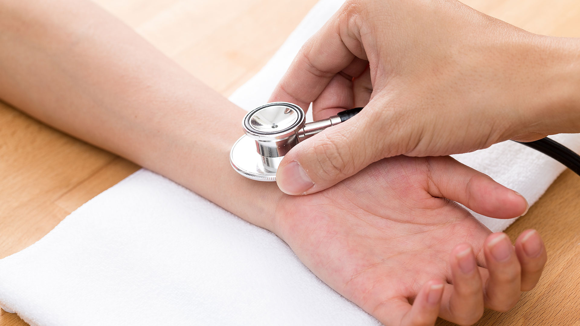 Saúde ocupacional: médico examinando as mãos