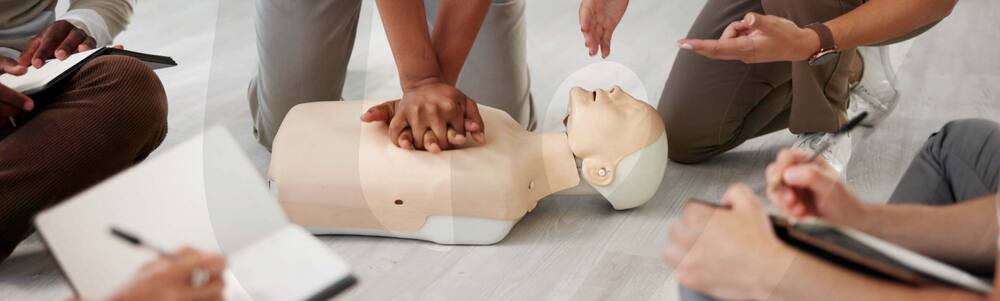 Imagem de prática de primeiros socorros.