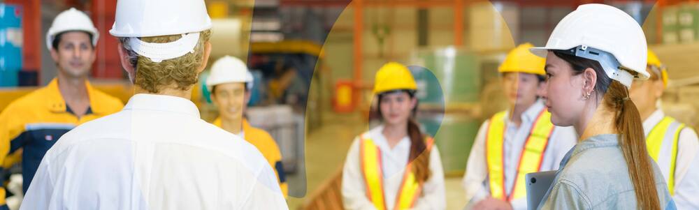 Imagem de trabalhadores utilizando EPI em treinamento.