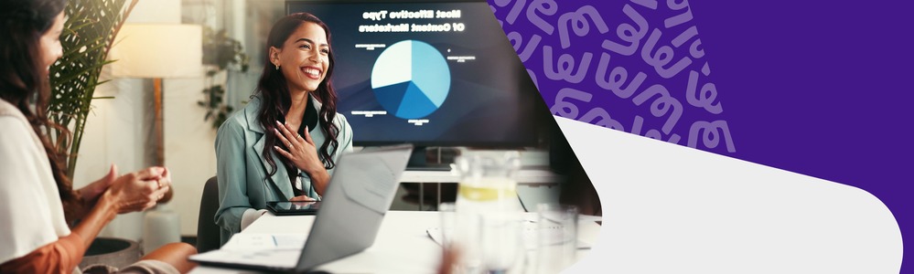 Imagem de duas mulheres em ambiente de trabalho com expressões de agradecimento e confiança.