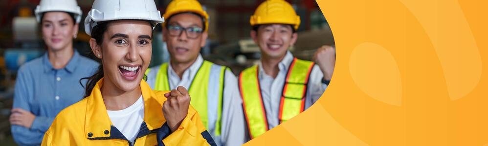 Trabalhadores comemorando vestidos de EPIs.