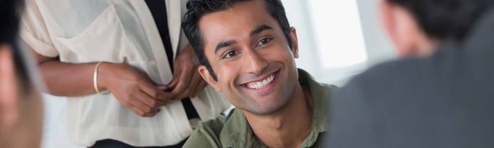 Imagem de um homem sorrindo.