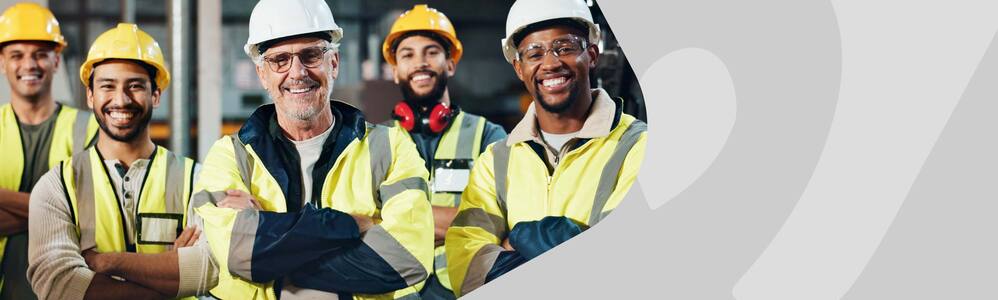 Imagem de um grupo de trabalhadores sorrindo e usando epis.
