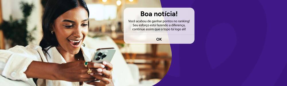Imagem de uma trabalhadora no celular lendo mensagem de atualização sobre sua pontuação na plataforma da Weex.